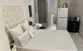 Colins Accommodation - Dayrest From R120 Overnight From R300